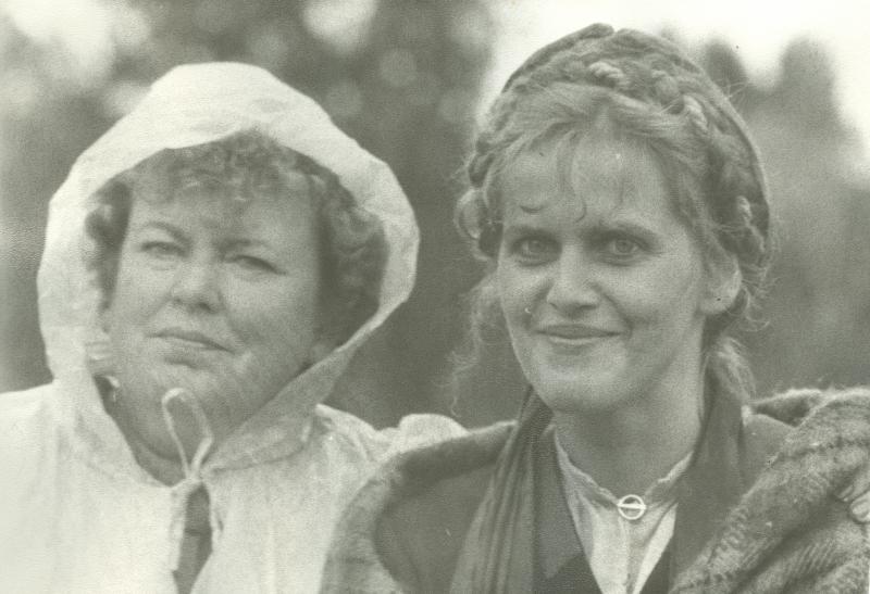 Filmivõtetel Altjal. Grimeerija Aino Lemming ja Walborgi osatäitja Inara Slucka