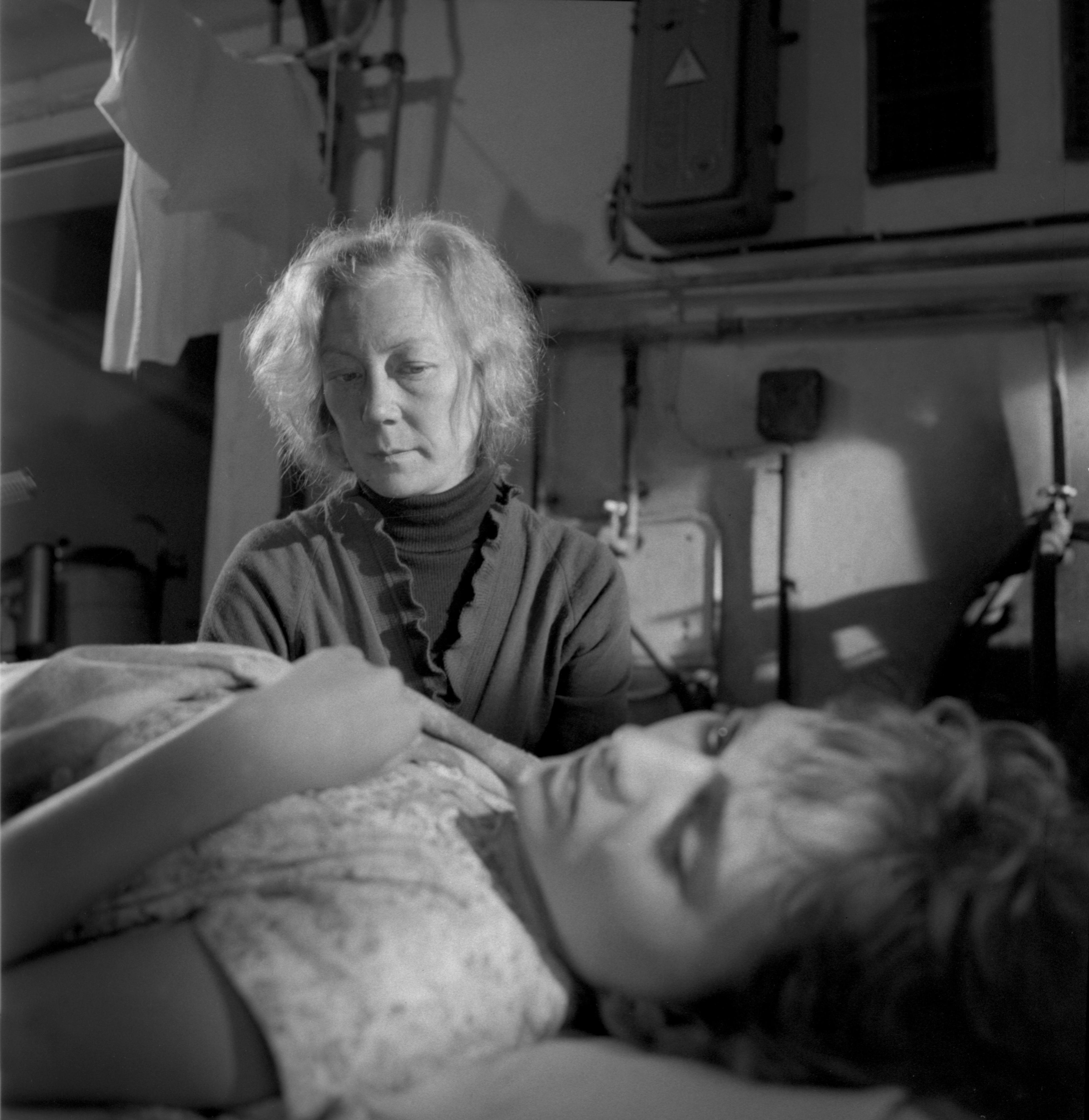 Mängufilm „Nimed marmortahvlil“ (2002) - Kostüümikunstnik Eugen Tamberg  - Foto Ago Ruus - Mare Raidma kogu

