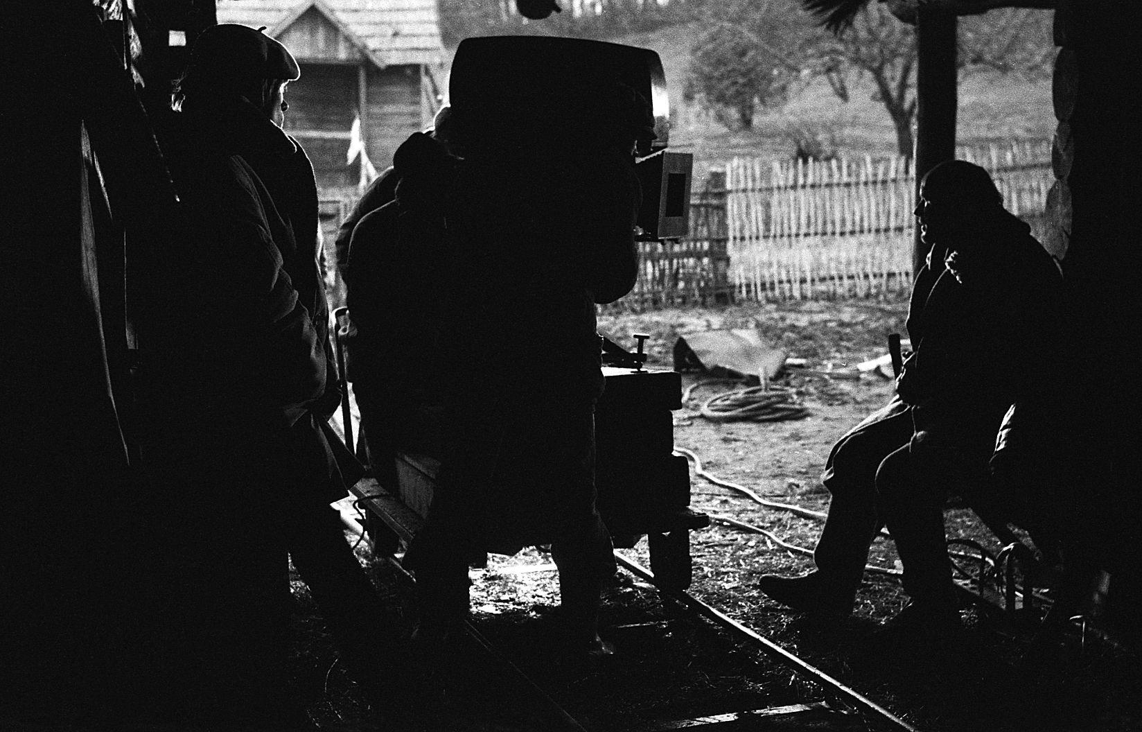 Filmitakse stseeni, milles Jüri Piir on saanud teada poja surmast. Kaamera kõrval režissöör Olav Neuland, istub Jüri Piiri osatäitja Rudolf Allabert.