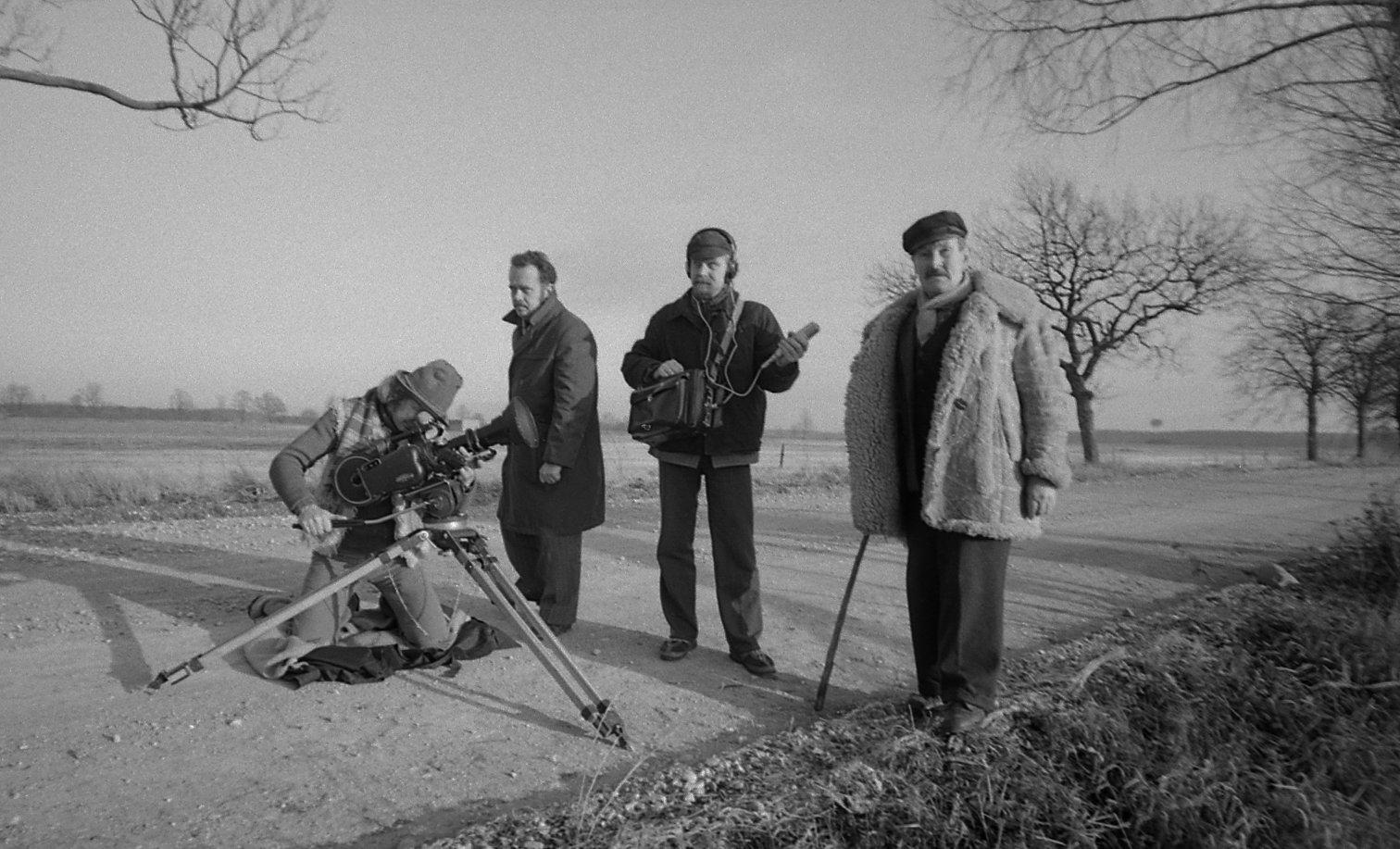 Lauluvanaga Audrus. Filmib režissöör-operaator Mark Soosaar, Riia filmistuudio kaameratehnik, helioperaator Enn Säde ja rahvalaulu esitaja, lauluvana Anton Kivi.