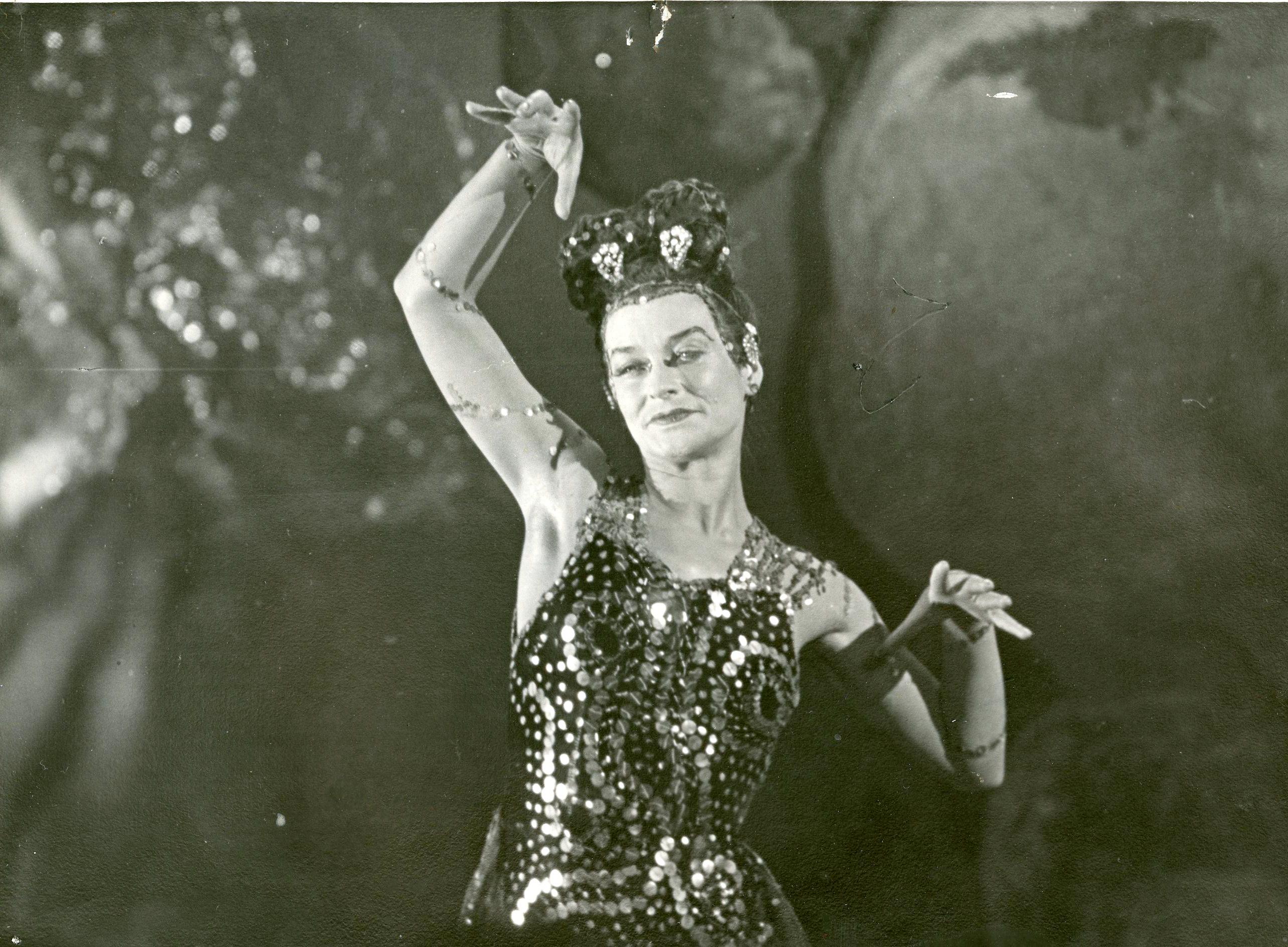 Stseen balletist „Kalevipoeg“ (helilooja Eugen Kapp, ballettmeistrid Ida Urbel, Udo Väljaots). Põrgupiiga – Inge Põder
