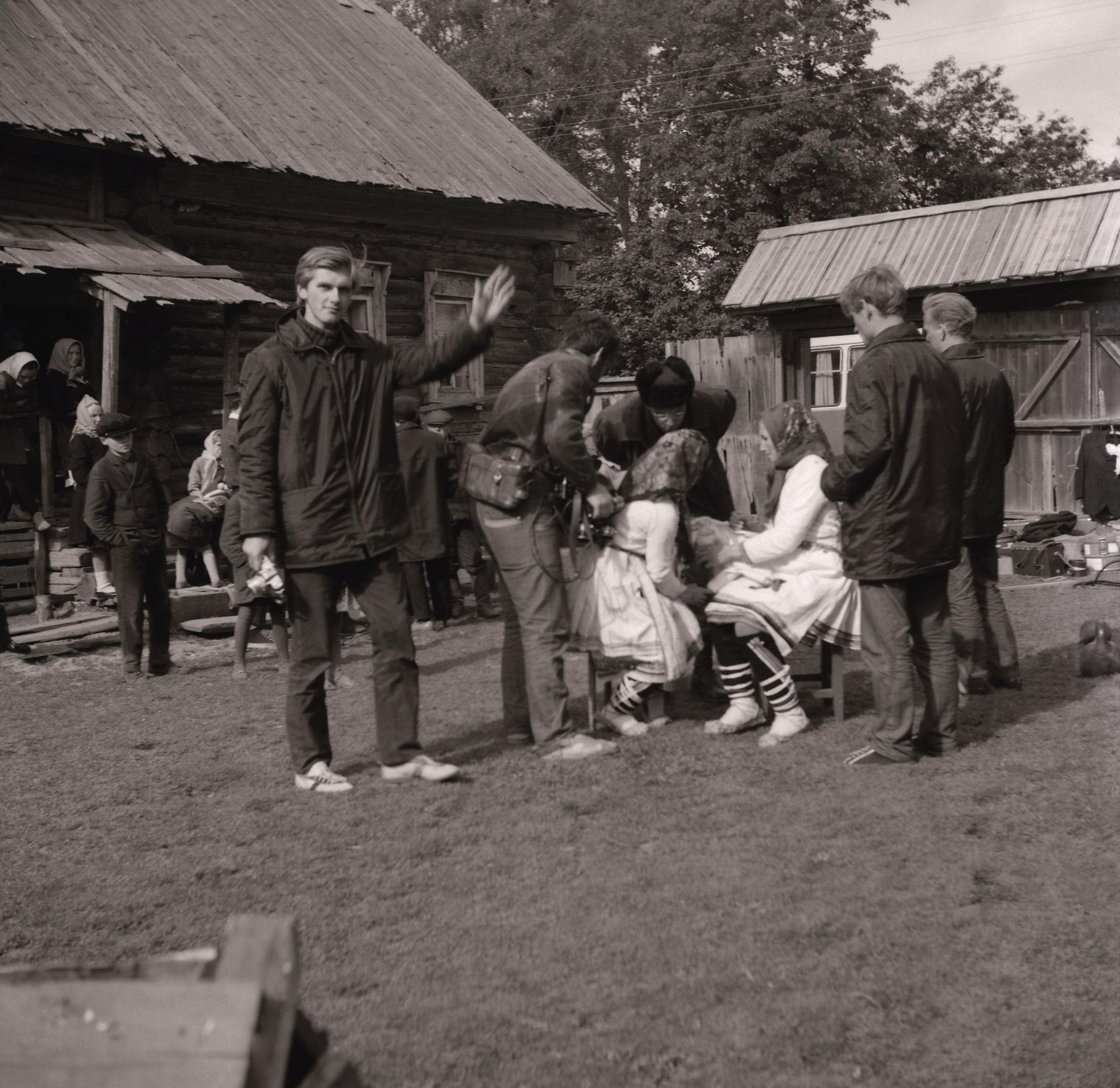 Filmivõtetel Mari külas – Foto Tõnu Seilenthal