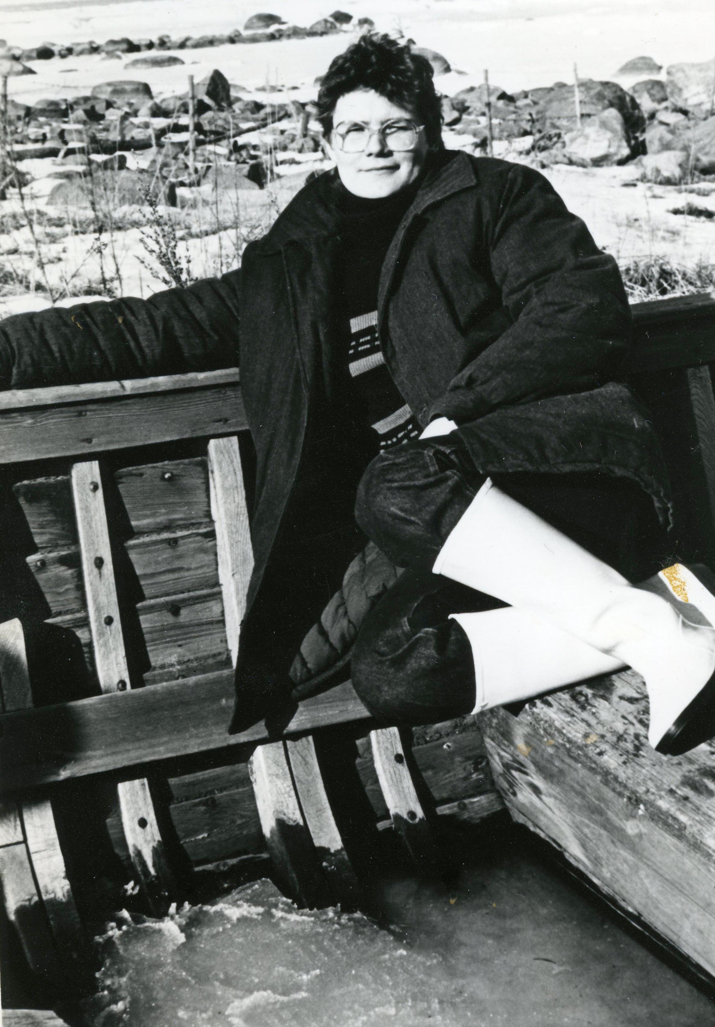 Filmivõtted Eisma sadamas (märts 1986). Operaatori assistent Kadi Tõkke (Talpsepp) - Foto Kadi Talpsepp