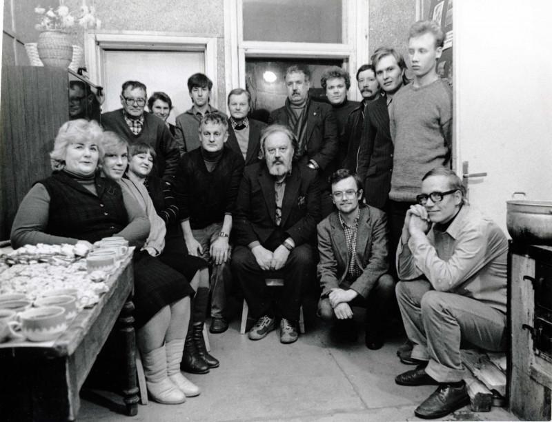 Filmigrupp Jõelähtme rahvamajas detsembris 1985. Esimene rida: vasakult 1. Jõelähtme rahvamaja perenaine Malle Jakobi, 4. Andres Sööt, 5. helioperaator Ülo Saar, 6. operaatori assistent Kalle Jürgens, 7. toimetaja Mart Taevere. Teine rida: vasakkult 1. valgusmeister Roland Tiik, 8. helioperaatori assistent Mati Jaska.