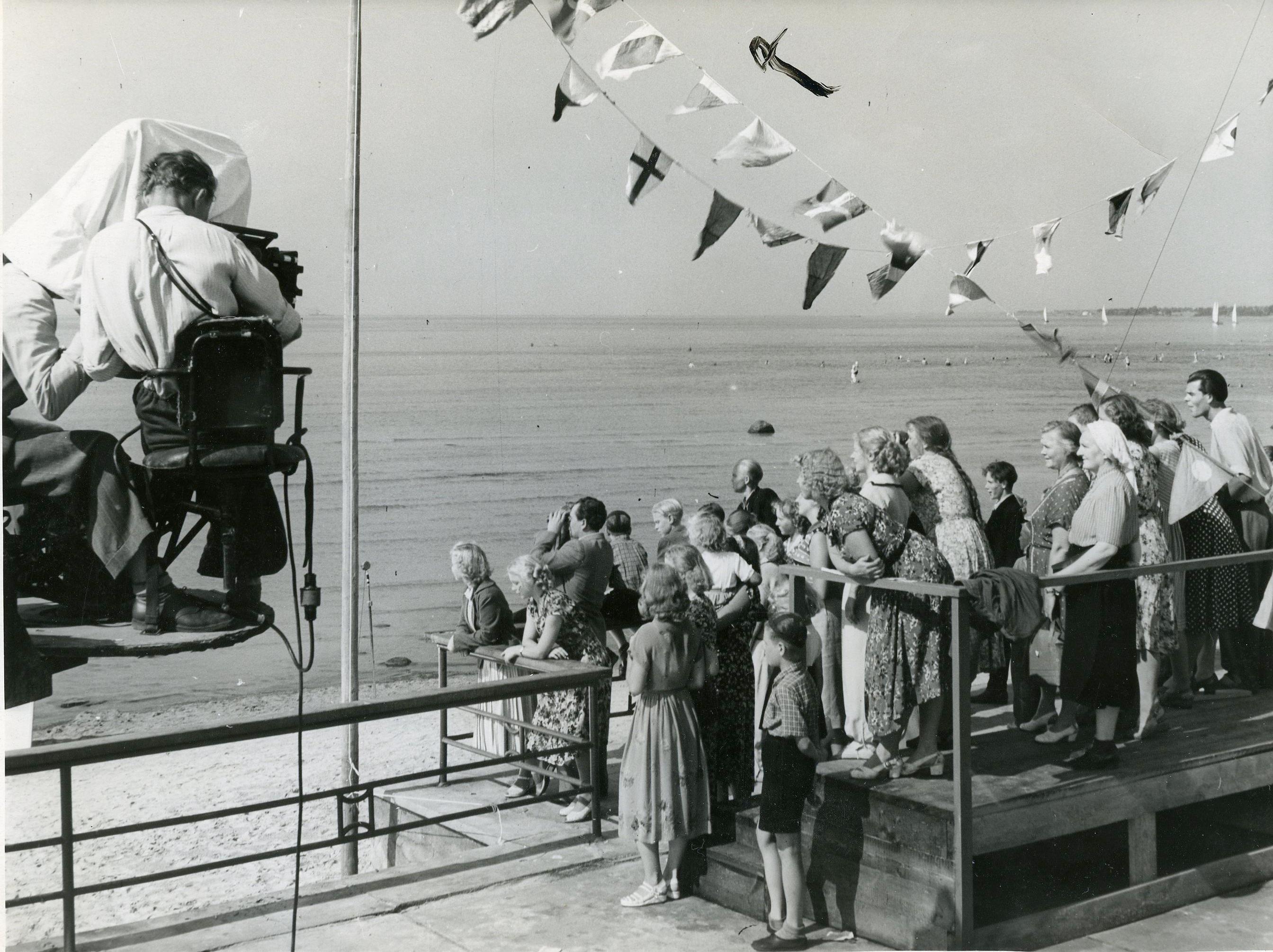 Filmivõtetel Pirita rannasalongi ees Tallinnas (september 1955) - Foto Armin Alla