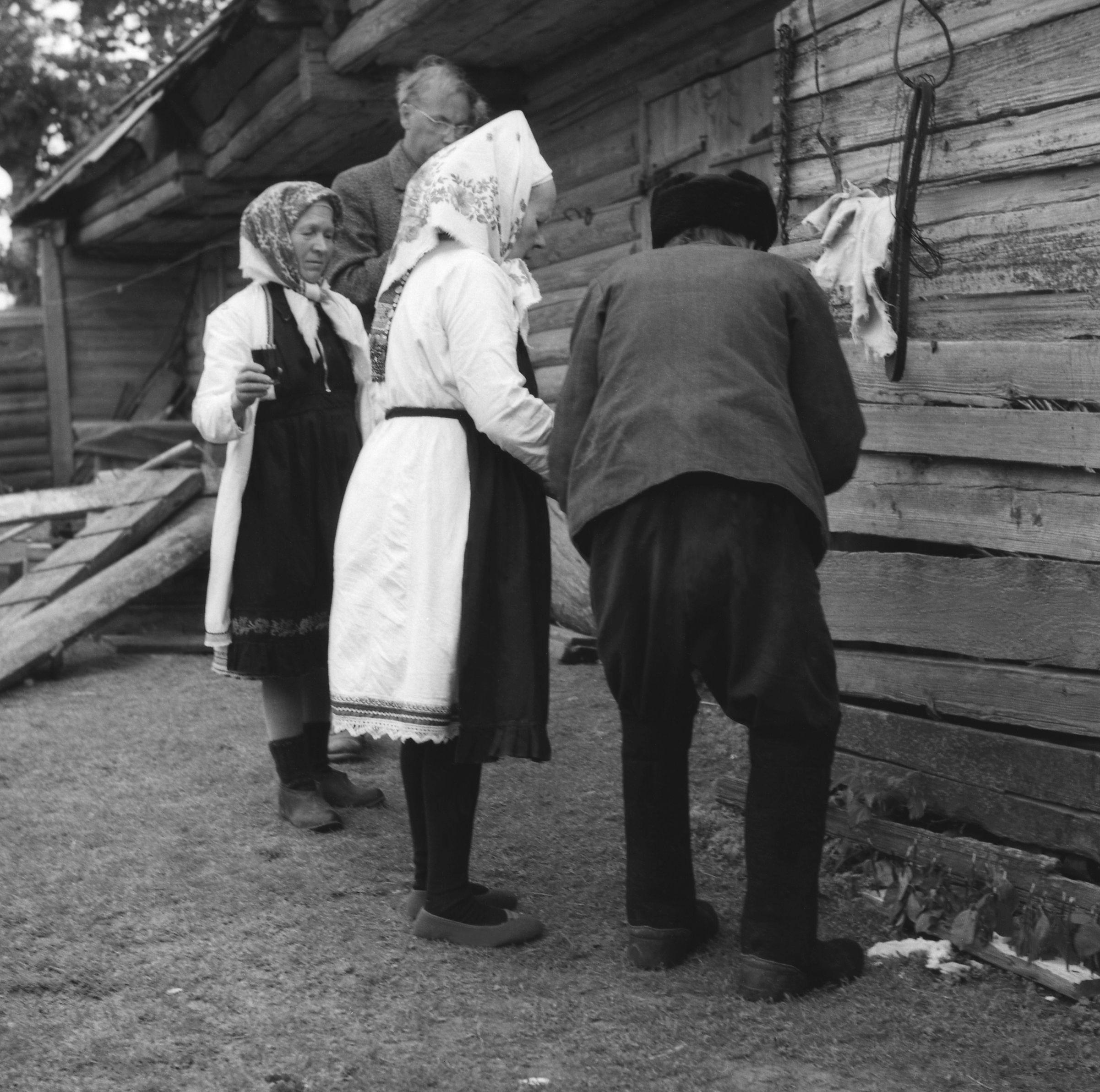 Filmivõtetel Mari külas – Foto Tõnu Seilenthal