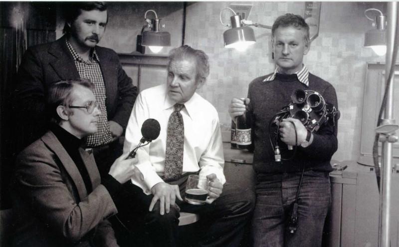 Helioperaator Jaak Elling, legendaarne raadiomees Feliks Leet ja režissöör Andres Sööt. Nende taga seisab filmigrupi autojuht