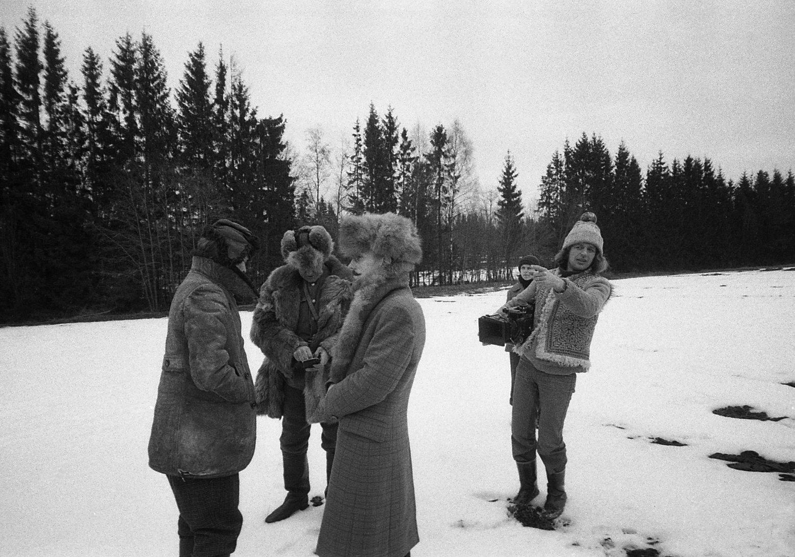 Kutsari ja mõisniku kohtumine põllul. Filmivõtted. Kutsari osas Arvo Kukumägi, mõisniku osas Linnar Priimägi, kaameraga režissöör Mark Soosaar. 