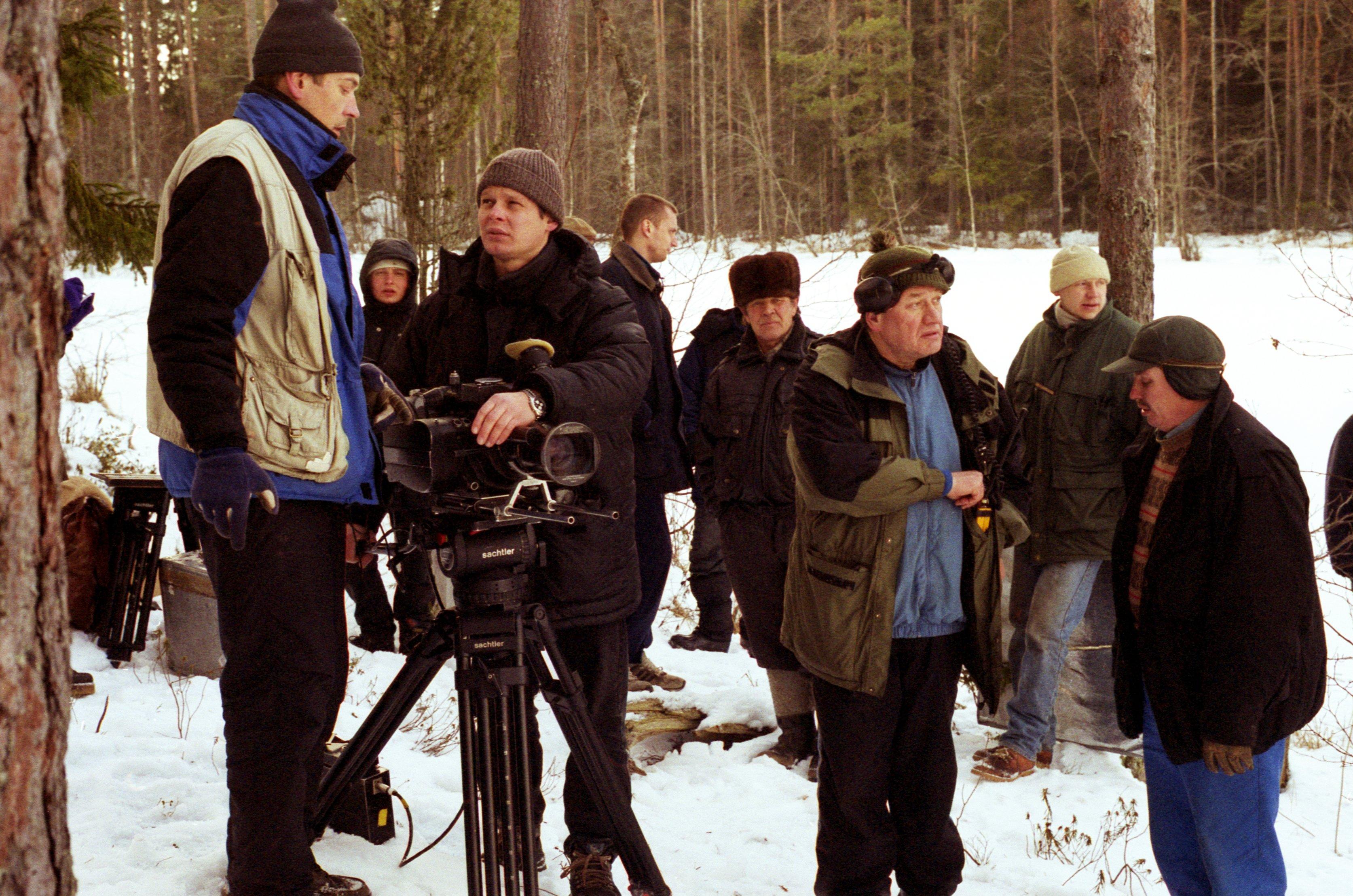 Filmivõtted Eestis, Kõrvemaal. Esiplaanil operaatori assistendid Roland Adamson ja Veiko Taluste, režissöör Arvo Iho ja operaatori assistent Rein Pruul.