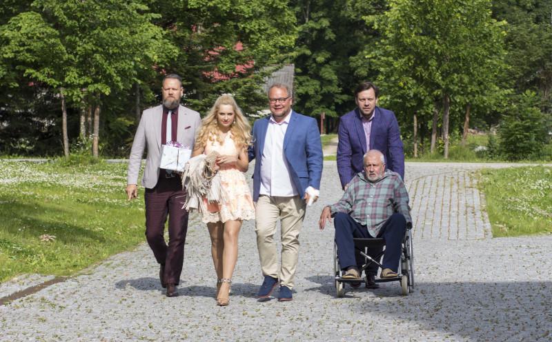 Henry Kõrvits, Brigitte Susanne, Ago Anderson, Mait Malmsten, Raivo Adlas mängufilmis Klassikokkutulek 3: Ristiisad (2019) - Foto Eliis Õitspuu - Taska Film