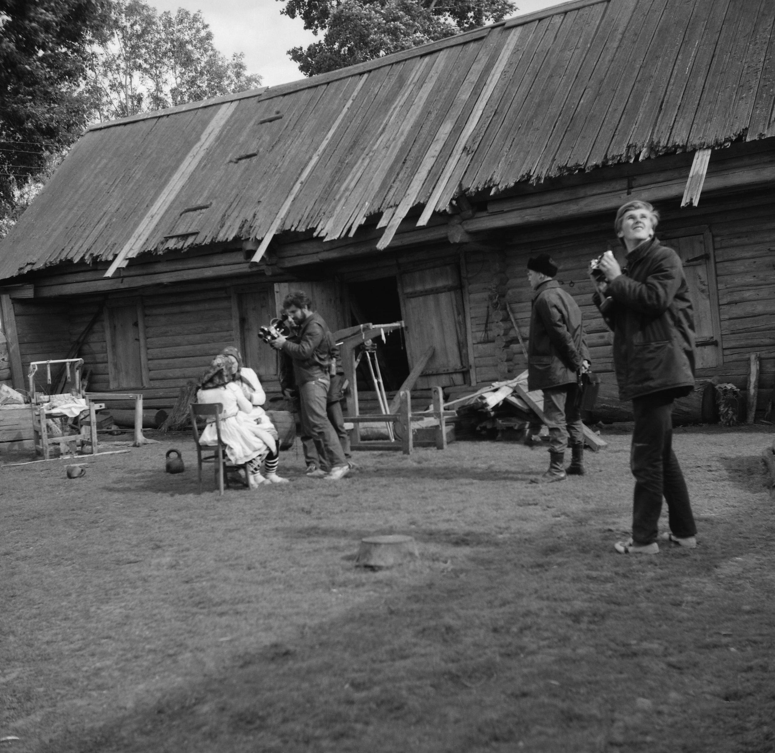 Filmivõtetel Mari külas – Foto Tõnu Seilenthal