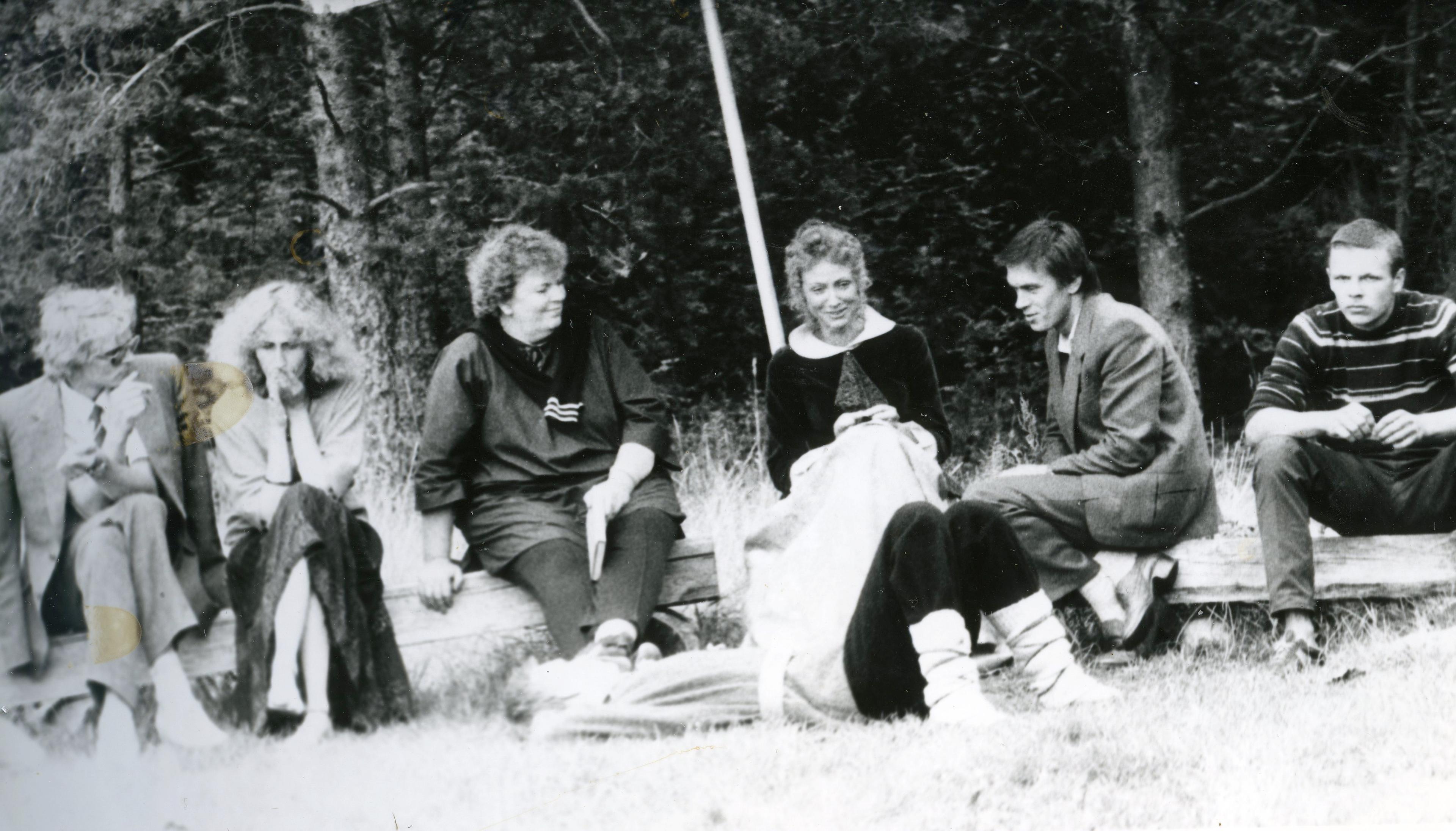Filmivõtted Altjal (august 1986). Filmi direktorid Madis Tramberg ja Erika Laansalu, grimeerija Aino Lemming, preili Marie osatäitja Lasma Murniece, rekvisiitor Eero Uustalu, maas lamab noore Clemeti osatäitja Martinas Budraitis - Foto Kadi Talpsepp