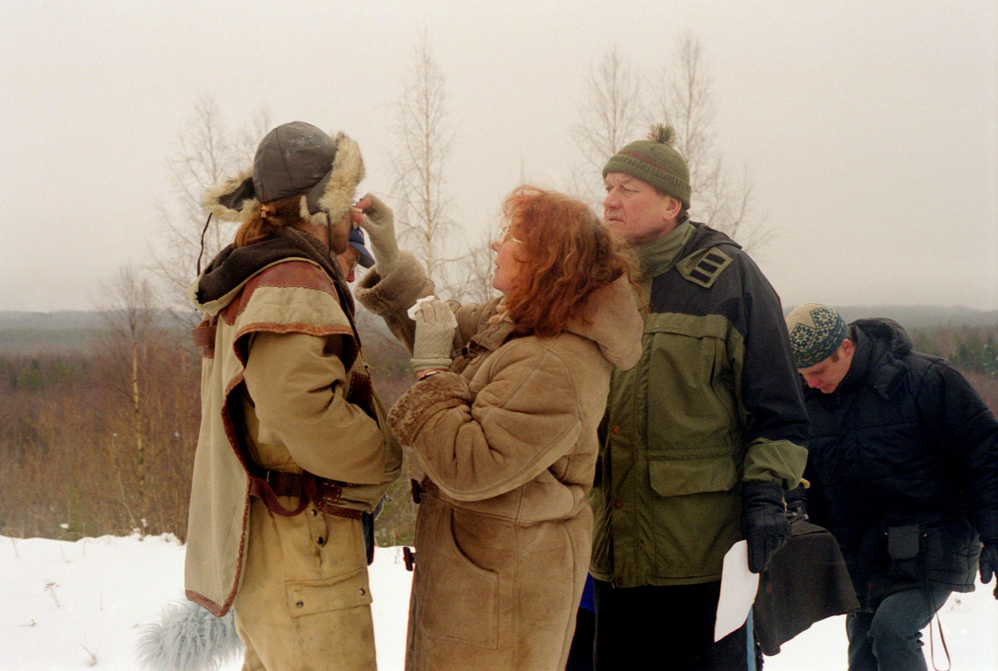Filmivõtted Eestis, Kõrvemaal. Niika osatäitja Rain Simmul, grimeerija Ly Kärner, režissöör Arvo Iho ja operaator Rein Kotov.
