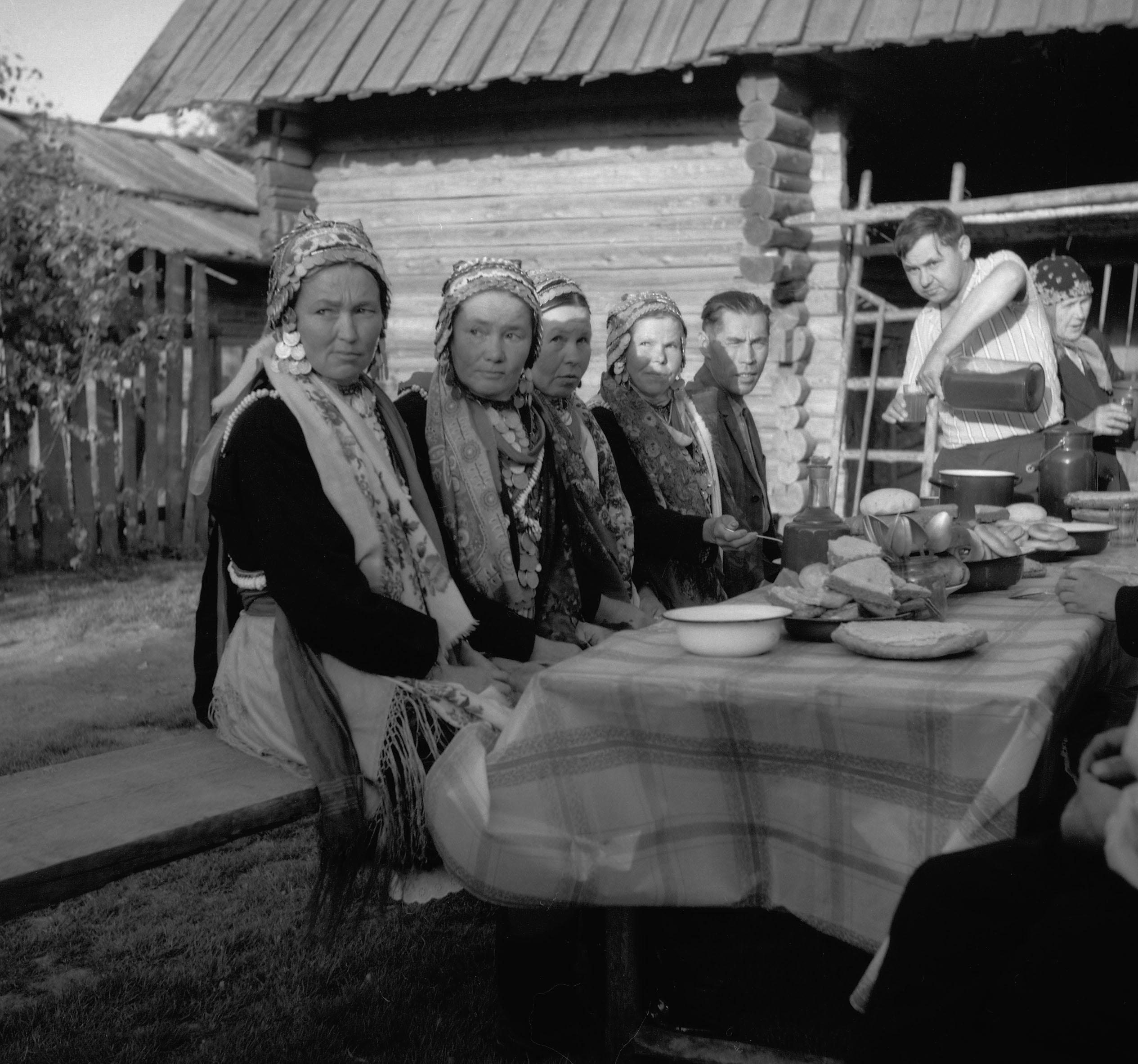 Filmivõtetel Mari küla pulmas – Foto Tõnu Seilenthal