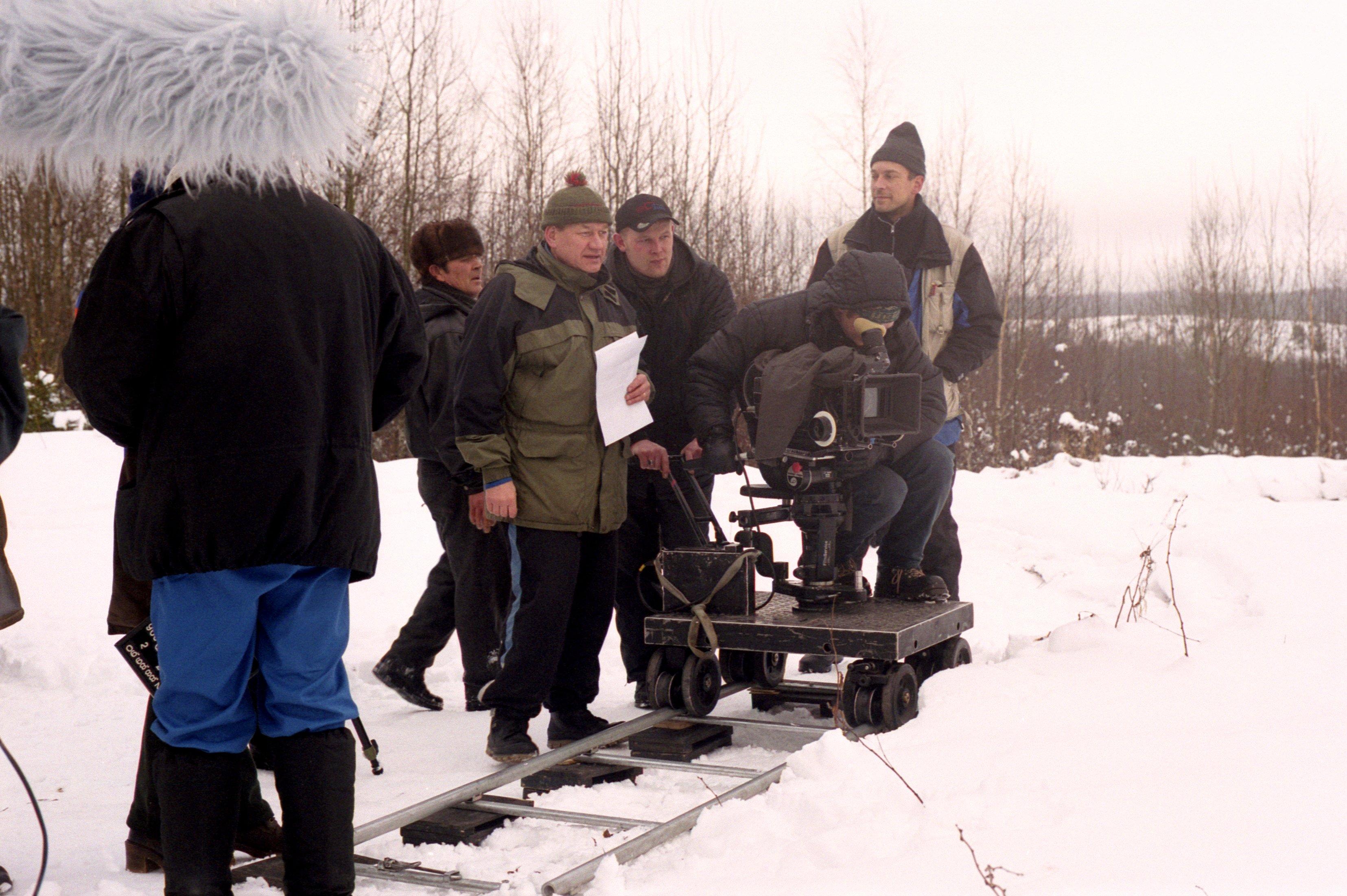 Filmivõtted Eestis, Kõrvemaal. Keskel režissöör Arvo Iho.