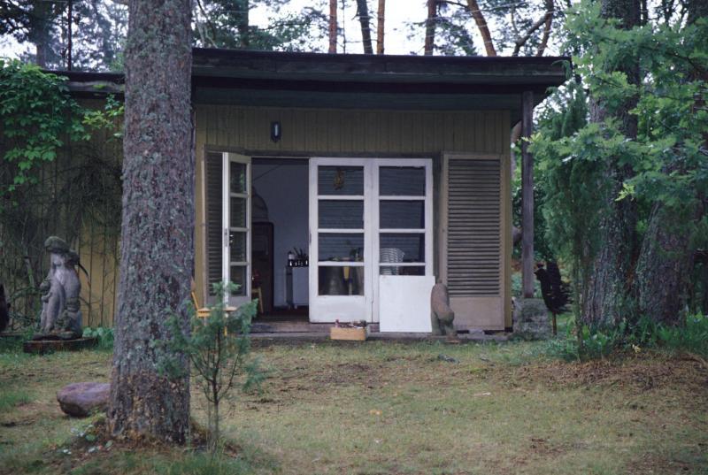 Võttekohtade otsingul Linda Roos-Himma suvilas Kloogal