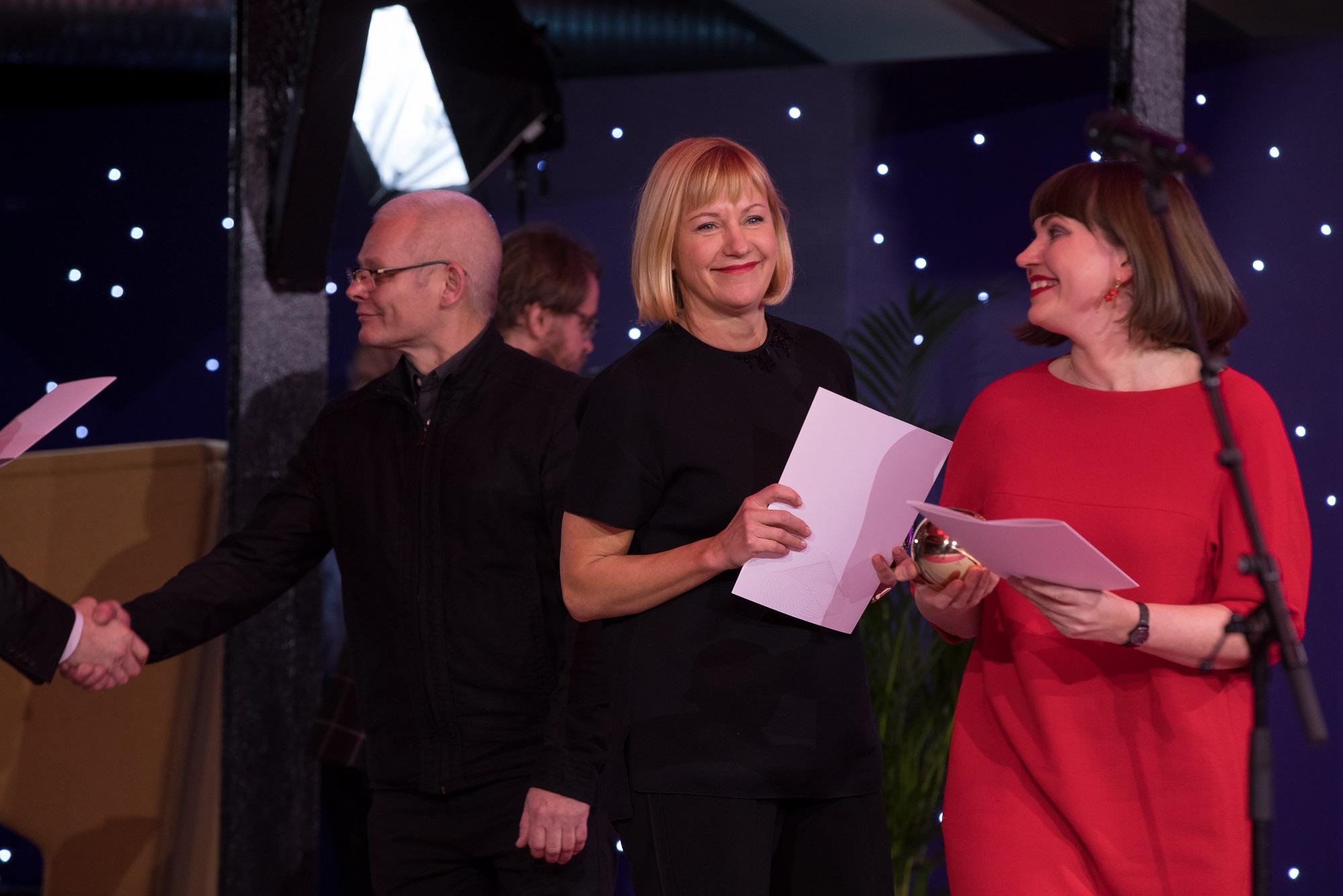 Kultuurkapitali aastapreemia laureaadid audiovisuaalse kunsti valdkonnas, Aasta film 2018 Seltsimees laps operaator Rein Kotov, produtsent Riina Sildos ja režissööri Moonika Siimets - Foto Egert Kamenik - Eesti Kultuurkapital