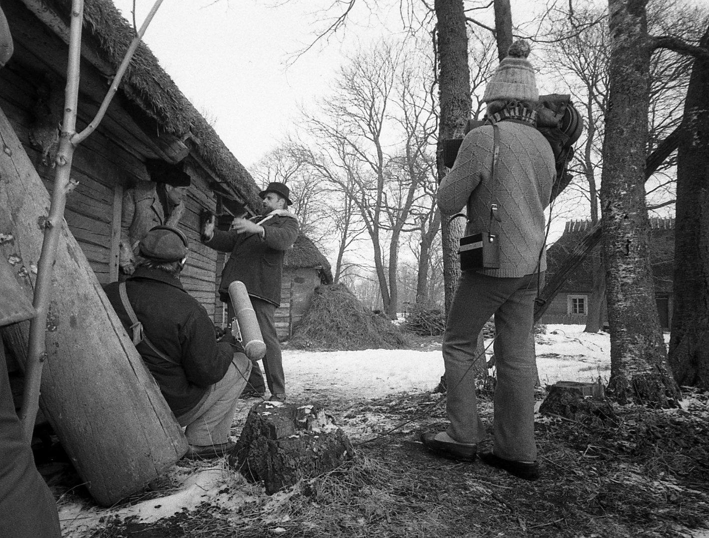 Filmivõtted. Helirežissöör Enn Säde, uksel Bernhard Laipmanni osatäitja Evald Aavik, Ants Laikmaa osatäitja Jüri Arrak, filmib režissöör Mark Soosaar.