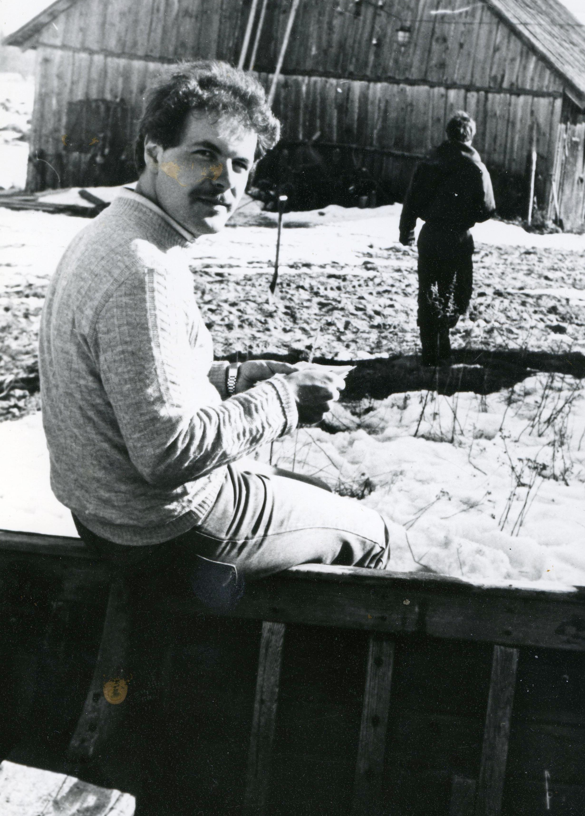 Filmivõtted Eisma sadamas (märts 1986). Kunstnik Henn Põlluaas - Foto Kadi Talpsepp