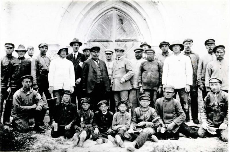 Karja kiriku restuareerijad 1920ndatel. II rida vasakult 6. Paulsen, keskel kunstiajaloolane