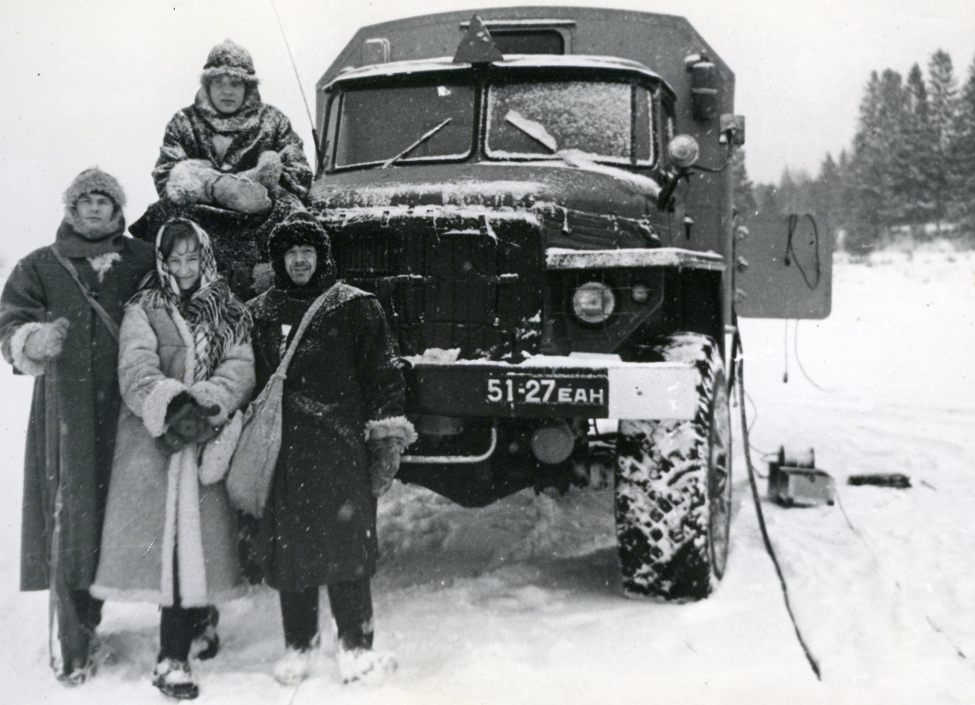 Filmivõtted Vergis ( märts 1986). Näitlejad Toomas Urb, Märt Visnapuu, Herardo Contreras ja kostümeerija Jule Käen - Foto Kadi Talpsepp