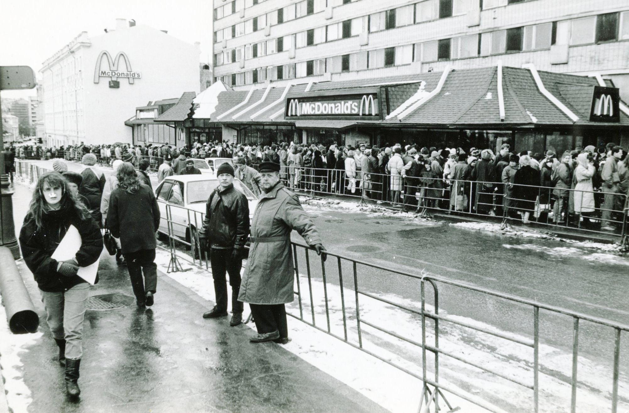 Vastavatud esimese Mc`Donalds´i restorani ees  Moskvas (6. -7. märtsil 1990. aastal). Enne ärasõitu Pariisi seisavad restorani ees Priit Pärn ja Jüri Škubel