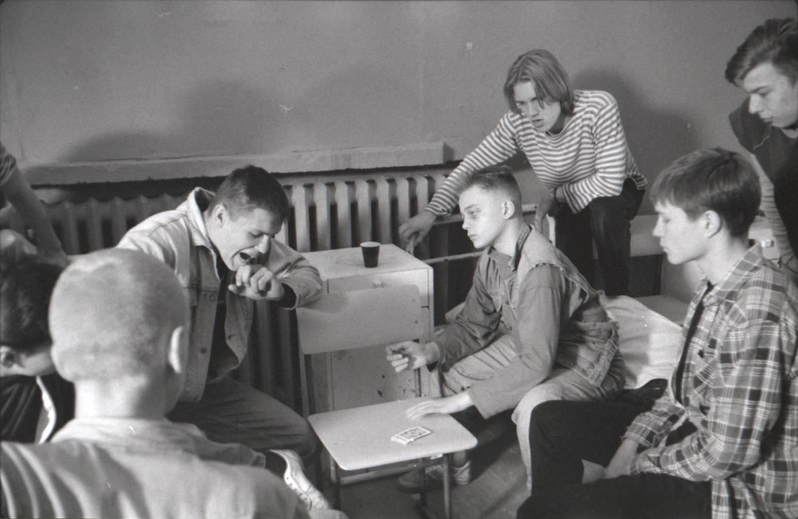 Filmivõtted. Ervini osatäitja Oskar Liigand, Niglase osatäitja Kaarel Karm, filmigrupi liige Margit Ojasoon, operaator Harry Rehe
