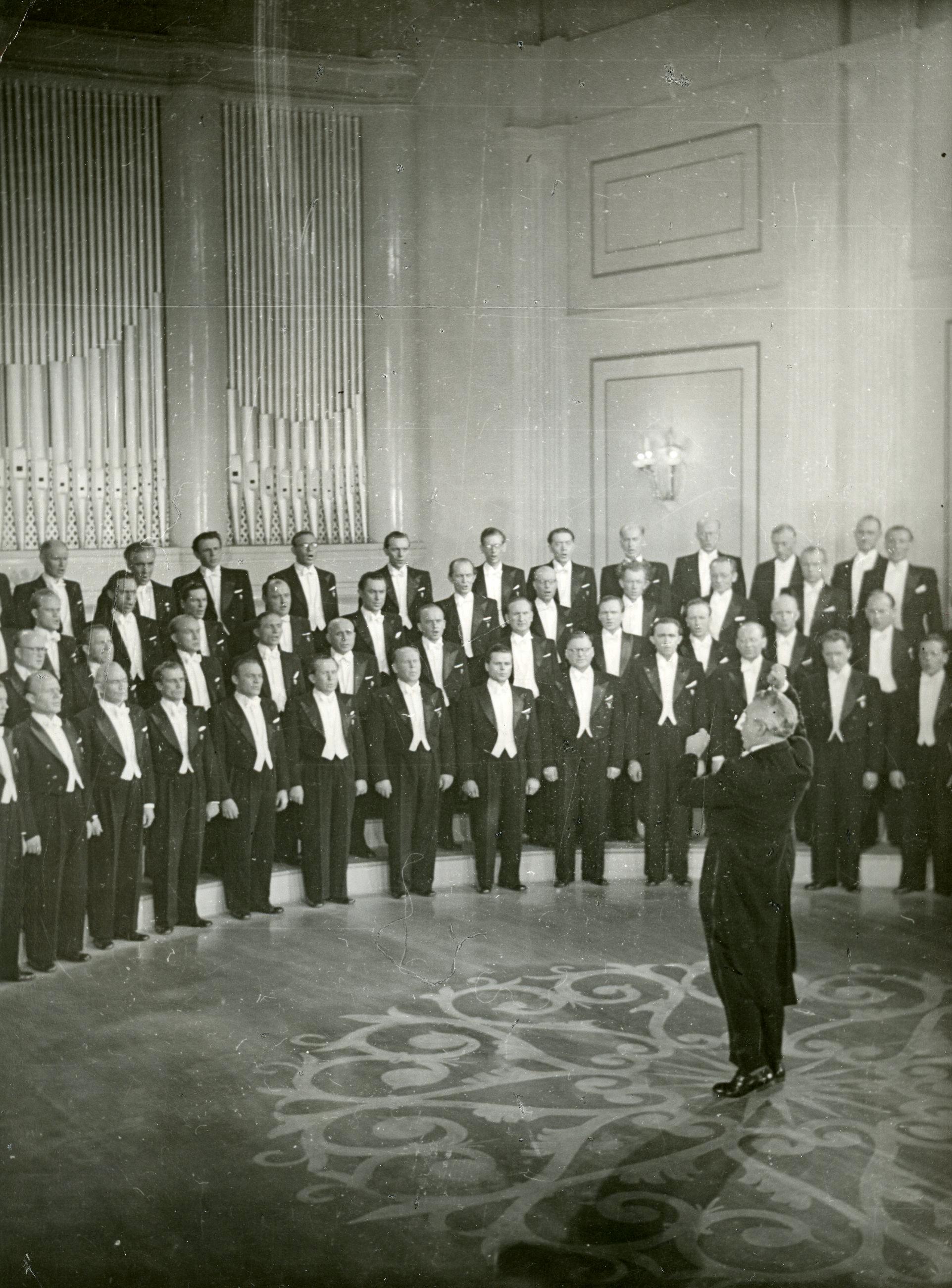 Gustav Ernesaks laulu „Laine tõuseb, laine kaob“ esitab ENSV Akadeemiline Meeskoor, dirigent Gustav Ernesaks