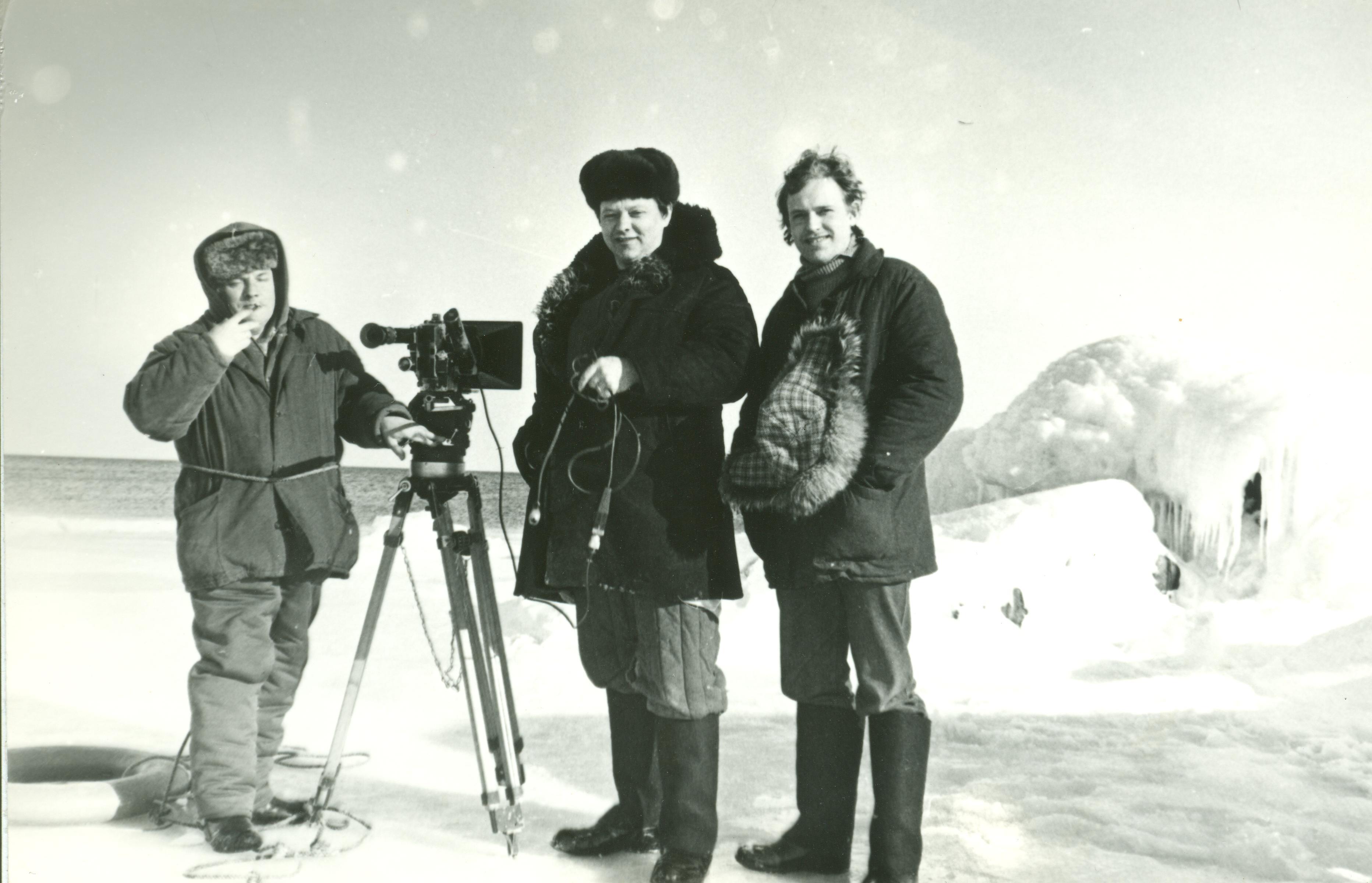 Filmivõtetel Vergis. Kaamera taga operaator Anton Mutt - Foto Kadi Talpsepp
