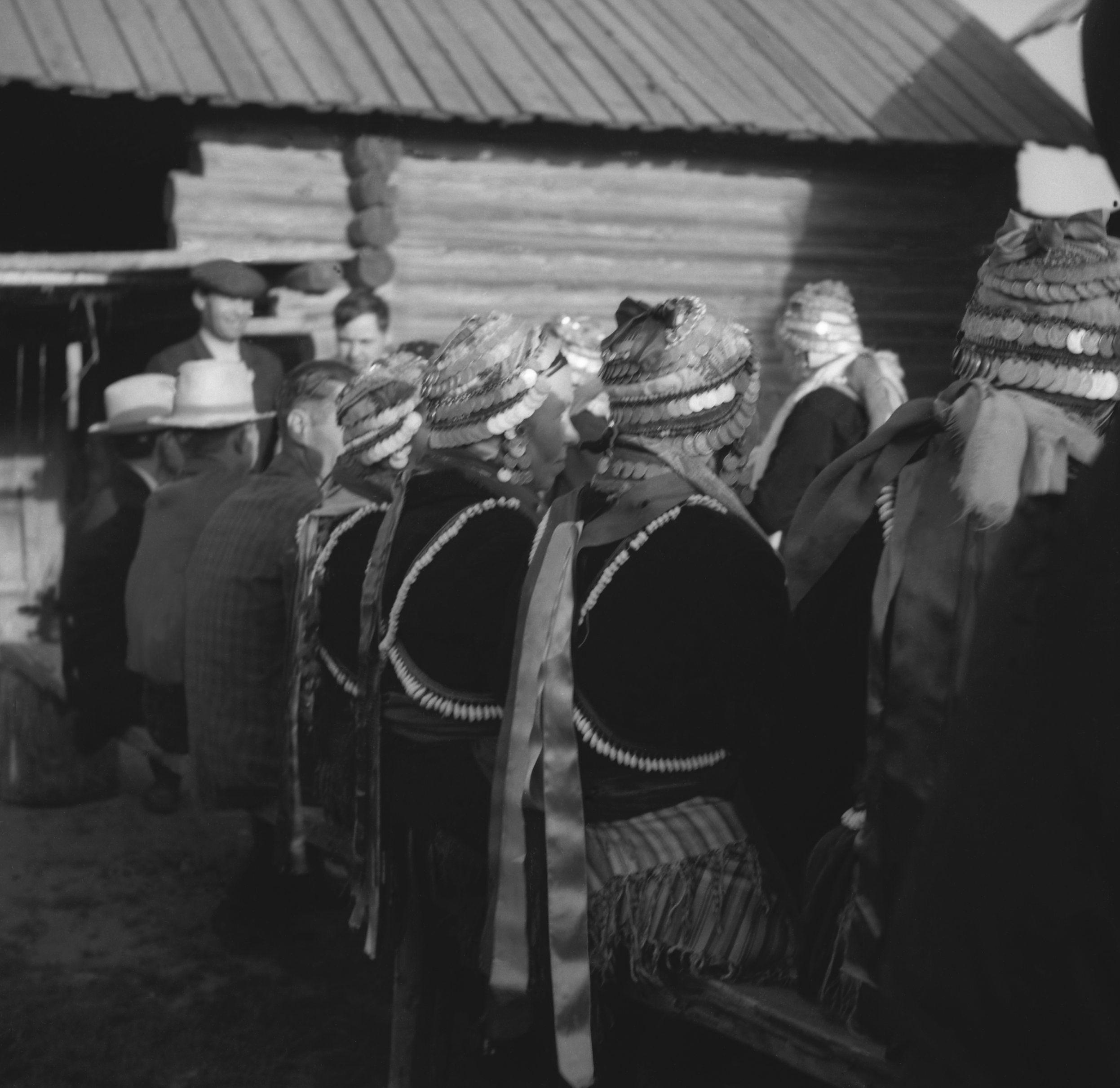 Filmivõtetel Mari küla pulmas – Foto Tõnu Seilenthal