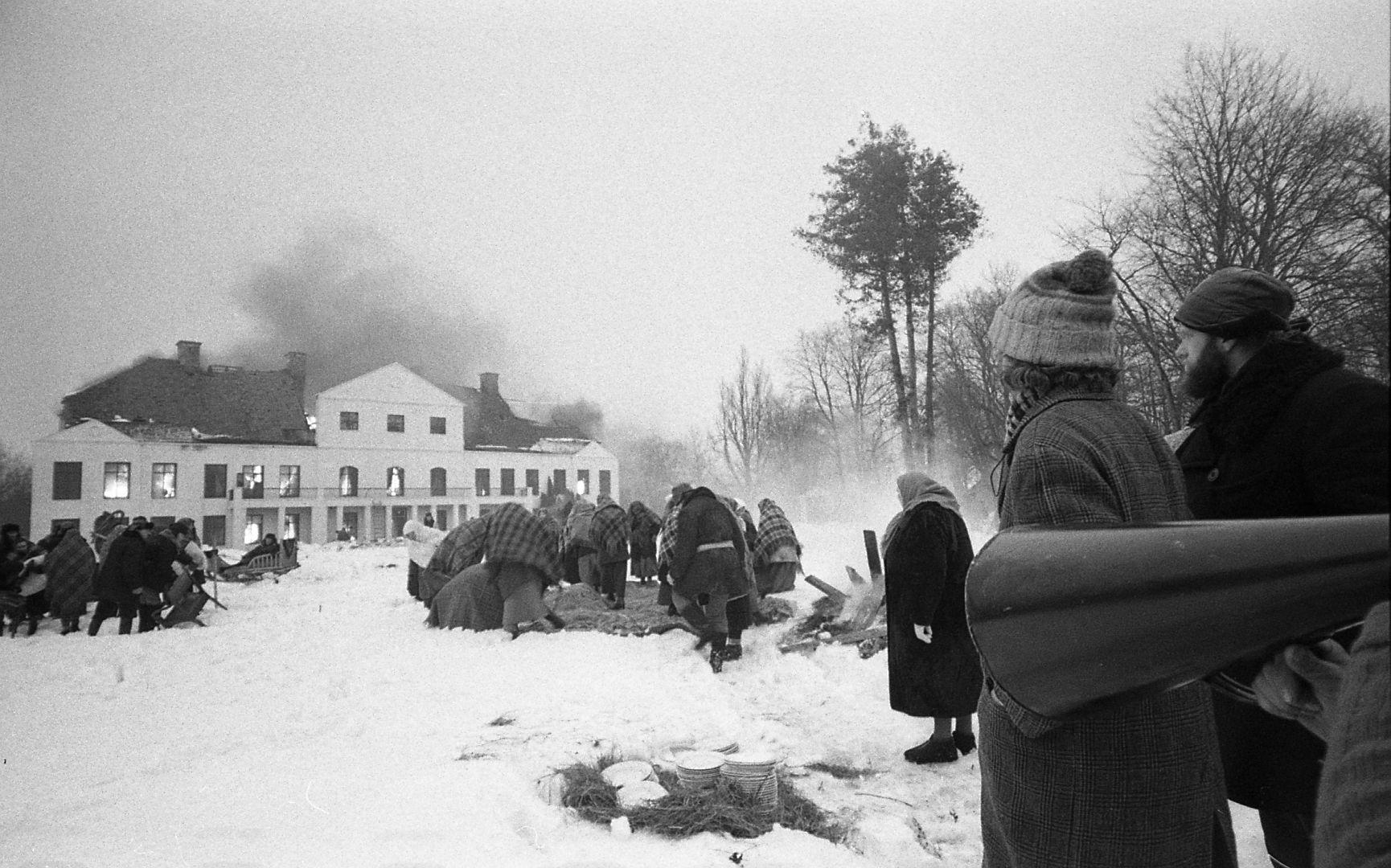 Filmi “Õpetaja” võte Rõuge mõisas 1979.  Paremal ääres Jüri Arrak (mängis Bernhard Laipmanni) ja režissöör Mark Soosaar.